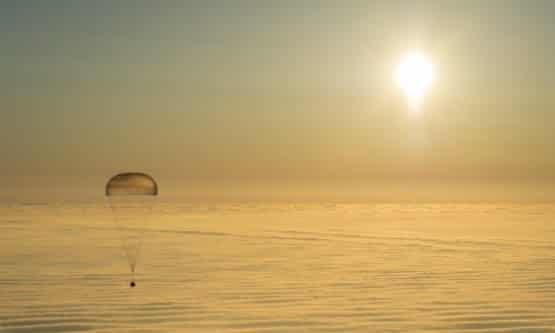 Registro mostra o momento em que a cápsula com os astronautas atinge a atmosfera Foto: Bill Ingals / NASA / AFP