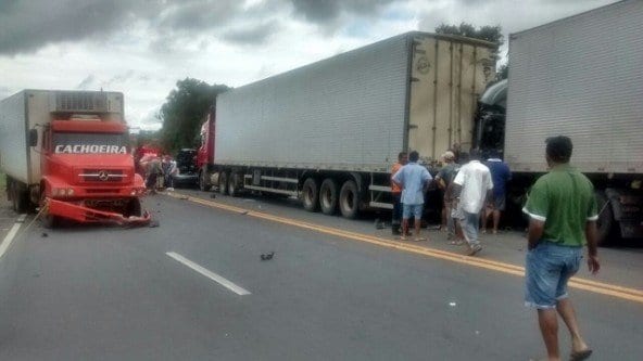 Montes Claros - Grave acidente deixa pelo menos uma pessoa morta perto do Pentáurea - Foto: Jackson Andrade