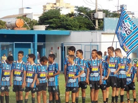 Jogadores das escolinhas de futebol do Bicho se apresentam durante partida do time profissional