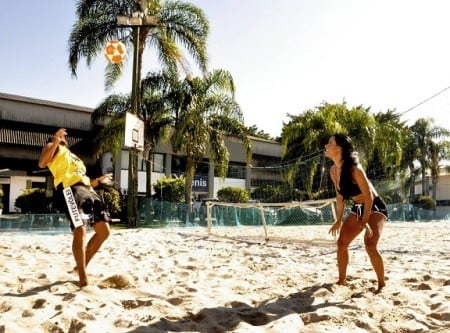 A Diva Fitness brasileira mostrou que é boa de bola jogando com o campeão mundial Anderson Tarjino.