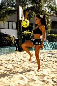 A Diva Fitness brasileira mostrou que é boa de bola jogando com o campeão mundial Anderson Tarjino.