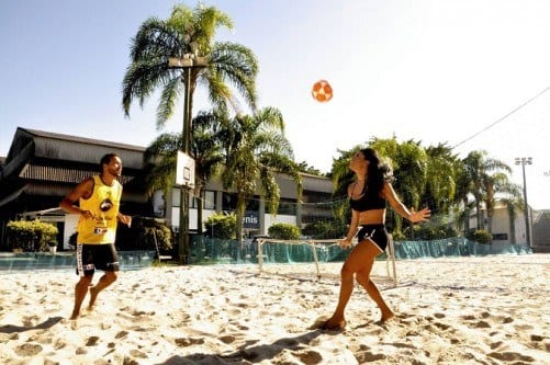 A Diva Fitness brasileira mostrou que é boa de bola jogando com o campeão mundial Anderson Tarjino.