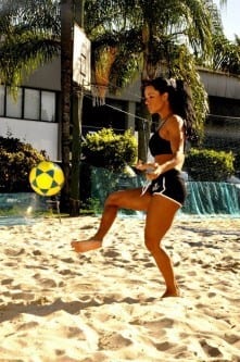 A Diva Fitness brasileira mostrou que é boa de bola jogando com o campeão mundial Anderson Tarjino.