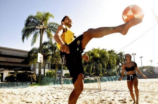 A Diva Fitness brasileira mostrou que é boa de bola jogando com o campeão mundial Anderson Tarjino.
