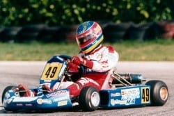 “Quem é você, o que faz, e o que quer do futuro?” perguntou o médico a Fernando Alonso, assim que ele abriu os olhos. A resposta deixou todos na sala constrangidos. O espanhol simplesmente respondeu: “Sou Fernando, corro em karts e quero ser piloto da Fórmula 1”.