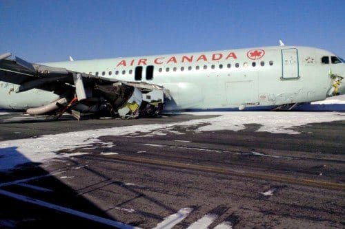 Canadá - Airbus A320 da Air Canadá sai da pista e deixa vários feridos