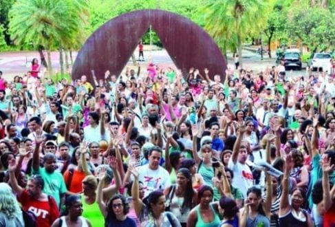 MG - Governo de Minas diz que pagará piso na Educação até 2018 e propõe benefício por tempo de trabalho