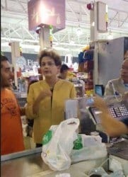 Dilma Rousseff é flagrada fazendo compras em supermercado no Uruguai