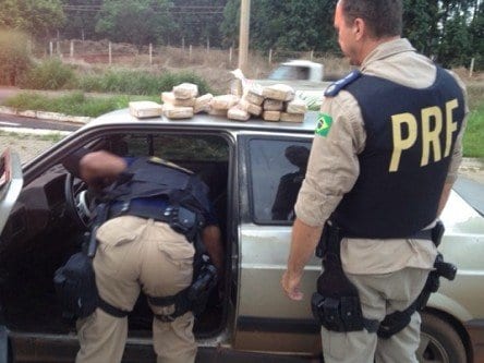 A droga foi encontrada escondida dentro de um carro. O motorista foi preso.
