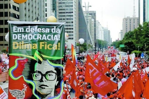 Defesa. Militantes da CUT, do MST e de movimentos sociais tomaram ontem a avenida Paulista, tradicional ponto de protesto em São Paulo. A maioria defendeu a permanência de Dilma no governo