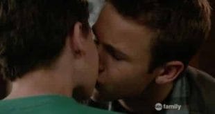 Atores de 13 anos estrelam beijo gay mais jovem da história da TV americana
