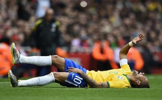 Neymar cai após sofrer pisão de Medel; arbitragem não viu