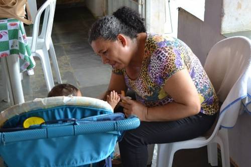 A dona de casa Bárbara Almeire Veloso é uma das que cuidam temporariamente de uma criança.