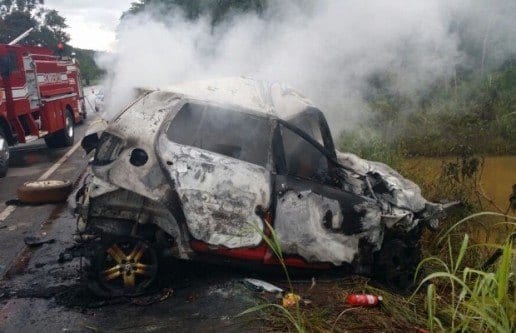 De acordo com a Polícia Rodoviária Estadual (PRE), as vítimas morreram carbonizadas; batida foi entre dois carros