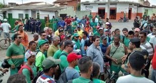 Montes Claros - Sede da ESURB é invadida por funcionários e PM é chamada