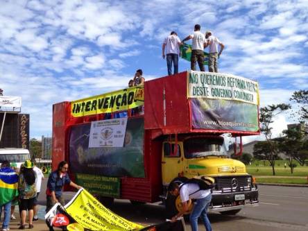 Trio elétrico pede intervenção militar na capital federal