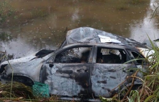 De acordo com a Polícia Rodoviária Estadual (PRE), as vítimas morreram carbonizadas; batida foi entre dois carros