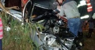 MG - Criança de 2 anos morre em acidente entre carro e caminhão