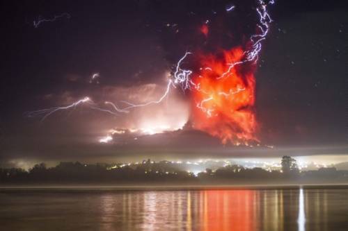O Chile mantém estado de exceção por catástrofe nas localidades em torno do vulcão Calbuco, no Sul do país, cuja dupla erupção, na quarta-feira (22), obrigou a retirada de mais de 4 mil pessoas.