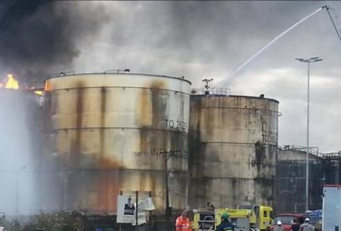 Brasil - Incêndio em Santos é apagado, mas resfriamento dos tanques continua