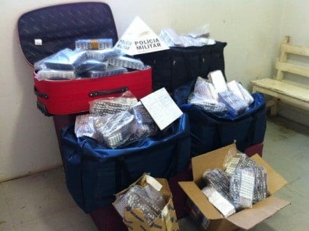 Comprimidos estavam em malas e caixas (Foto: PM Montes Claros)