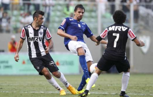 Cruzeiro jogou com um a mais no segundo tempo após empatar, mas não conseguiu virar