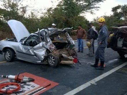 Norte de Minas - Acidente entre um carro e um caminhão deixa uma pessoa morta em Mirabela