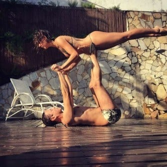 Isis Valverde exibe corpo escultural ao ser "equilibrada"