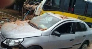 Montes Claros - Ônibus escolar colide com automóvel e deixa 7 feridos no bairro Alice Maia