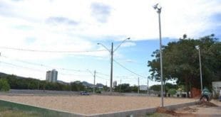 Montes Claros - Prefeitura de Moc constrói quadra de areia na Praça dos Jatobás