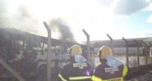 Montes Claros - Bombeiros combatem incêndio em ônibus no bairro Alterosa II