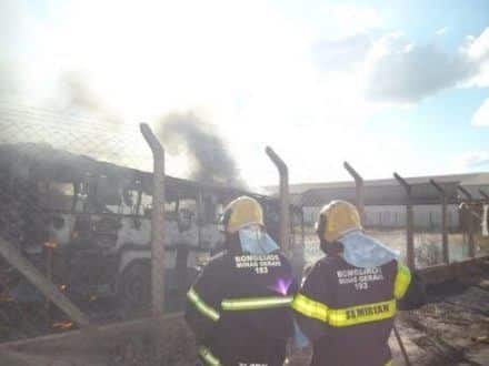 Montes Claros - Bombeiros combatem incêndio em ônibus no bairro Alterosa II