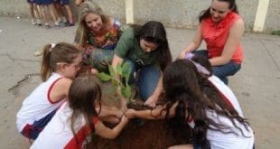 Montes Claros - Campanha Pura Vida da Funorte realiza plantio de árvores e distribuição de redutores