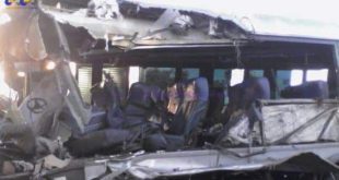 MG - Acidente entre micro-ônibus e carreta deixa múltiplas vítimas