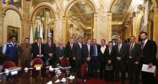 Assinatura de repasse de recursos da União para complementar as ações do estado de Minas gerais no atendimento aos núcleos Urbanos que se encontram na situação de restrição hídricas com a participação do Ministro da integração nacional, Gilberto Occhi e o governador de Minas Gerais, Fernando Pimentel.