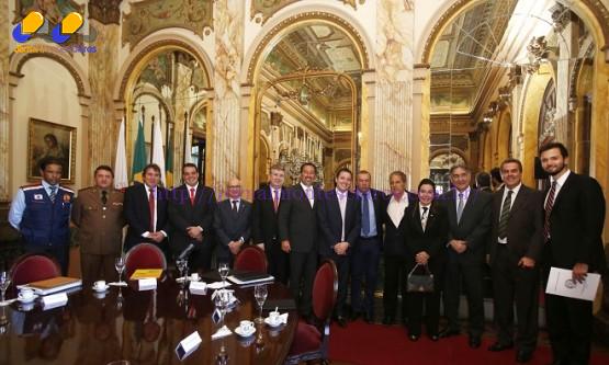 Assinatura de repasse de recursos da União para complementar as ações do  estado de Minas gerais no atendimento aos núcleos Urbanos que se encontram na situação de restrição hídricas com a participação do Ministro da integração nacional, Gilberto Occhi e o governador de Minas Gerais, Fernando Pimentel.