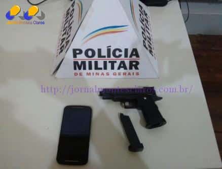 Réplica de arma utilizada pelos menores e celular roubado da vítima e recuperado pela Polícia Militar 