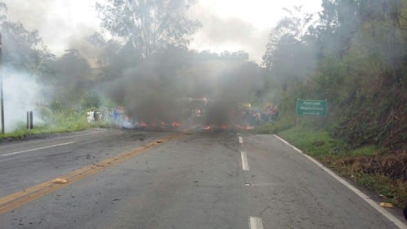 MG - Manifestantes queimam pneus e interditam BR-040 em Ewbank da Câmara