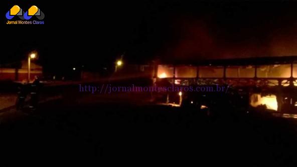 Web TV - Em Montes Claros, Corpo de Bombeiros registra três incêndios somente na manhã desta segunda-feira