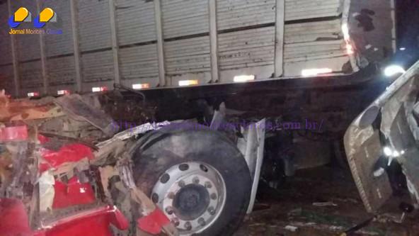 Norte de Minas - Acidente entre dois caminhões e uma carreta deixa uma pessoa morta na MG-122 