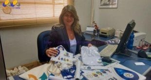 Cléia Paulino, coordenadora da Fenics, com os kits do expositor