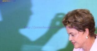 Um dos cerimonialistas impediu a presidente de prosseguir após seu nome ser chamado