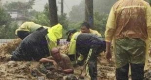 Homem é resgatado em Xindian, após a passagem do tufão Soudelor (Foto: Corpo de Bombeiros de New Taipei/AP)