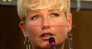 Xuxa chorou muito durante o velório e o enterro do corpo do irmão, o psicólogo Cirano Rojabaglia Foto: reprodução