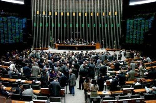 Câmara dos Deputados aprova PEC que permite universidade pública cobrar por pós-graduação lato sensu