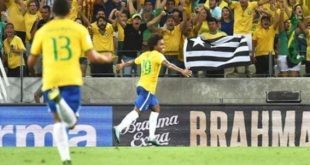 Willian comemora gol com a camisa da Seleção Brasileira (Foto: Nelson Almeida/AFP)