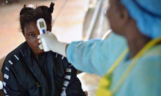 Imagem de 16 de agosto de 2014 mostra jovem com suspeita de ter sido infectatda pelo vírus do Ebolam em Serra Leoa