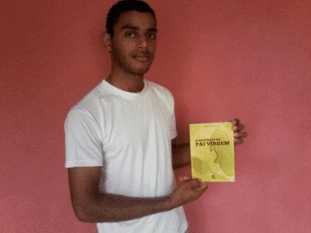 Jovem escritor Diego com seu livro
