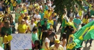 Montes Claros - 300 pessoas fazem ato contra a Dilma Rousseff em Montes Claros - Foto: Facebook