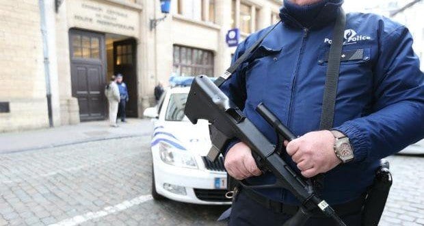 Nível de alerta foi aumentado na Bélgica; onde investigadores apreenderam material de informática, roupas de treinamento militar e propaganda do Estado Islâmico Foto: AFP